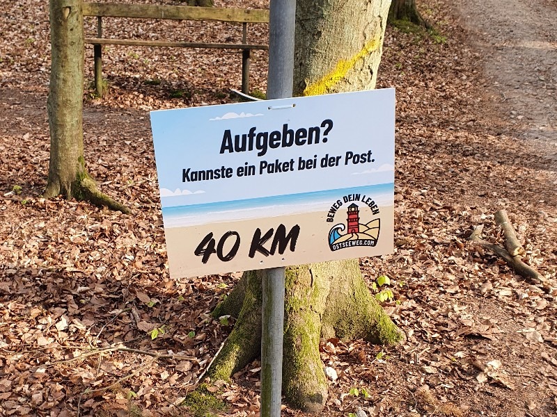 40-km-Schild im Wald