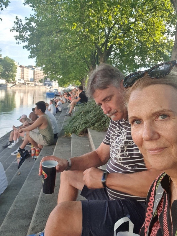 Menschen beim Picknick am Donaukanal