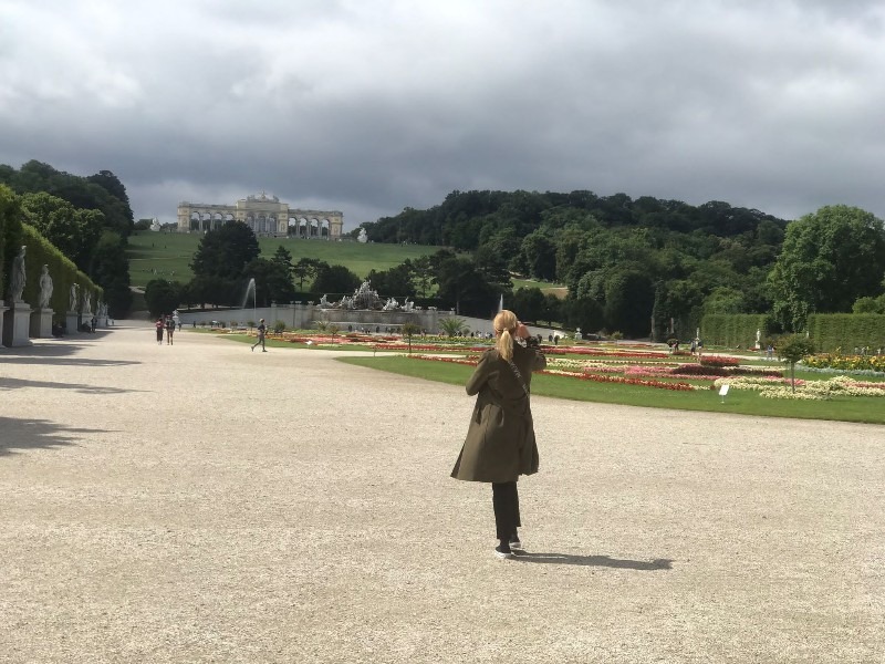Frau im Schlosspark Schönbrunn