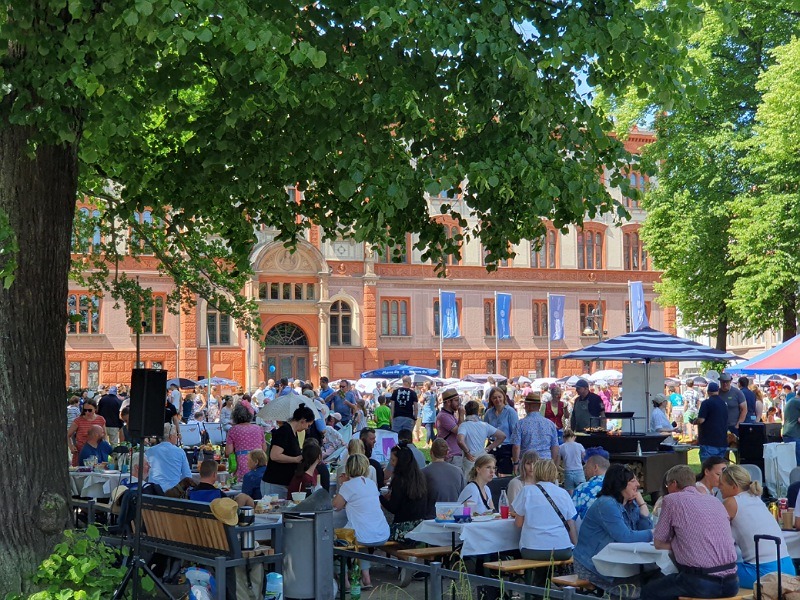 Bürgerbrunch auf dem Universitätsplatz in Rostock
