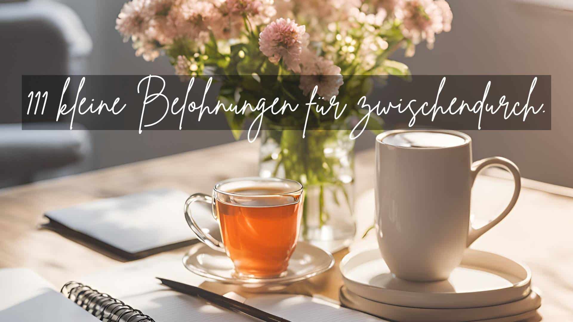 Ein Schreibtisch mit einer Tasse Tee, einem offenen Notizbuch und einer Vase mit Blumen.