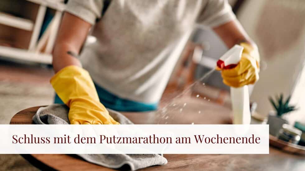 Person mit gelben Gummihandschuhen sprüht Putzmittel auf eine Fläche