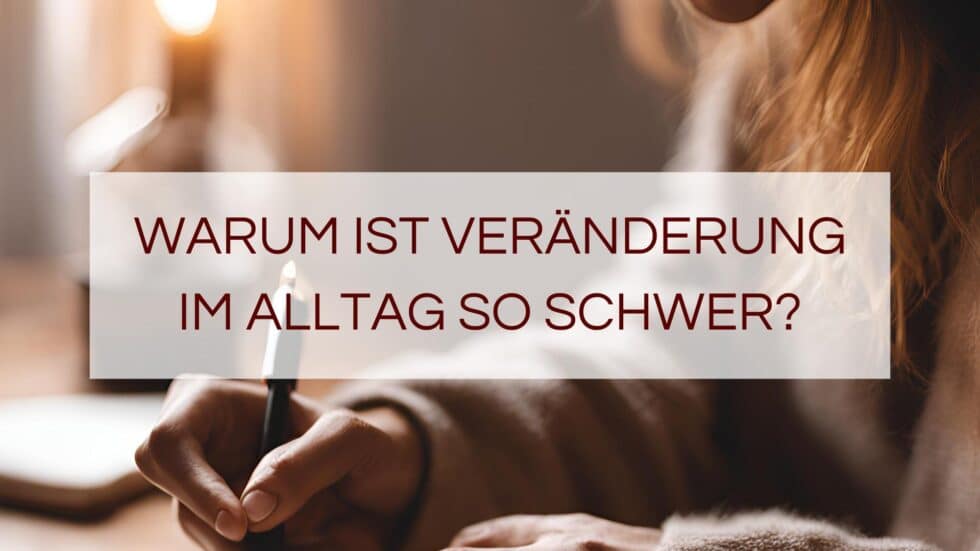 Schreibende, nachdenkliche Frau