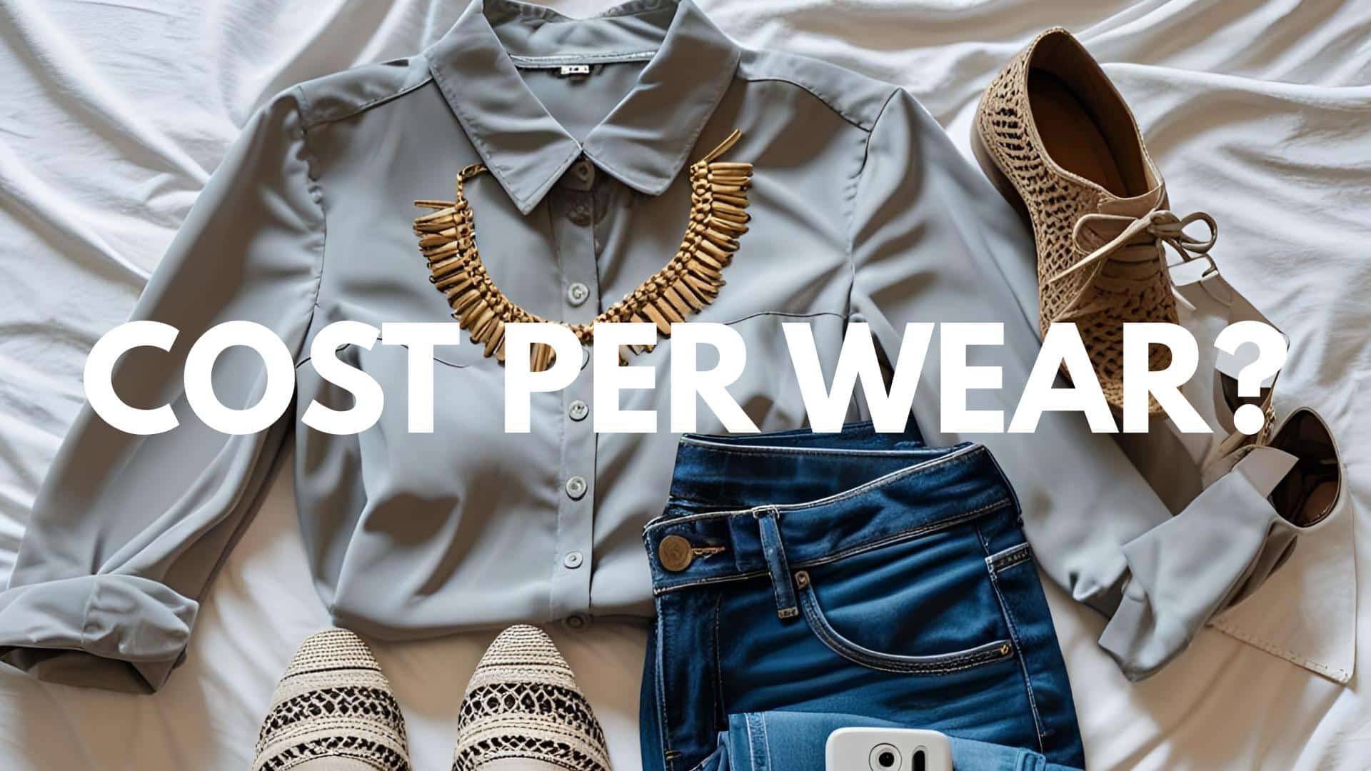 Outfit-Kombination auf einem Bett